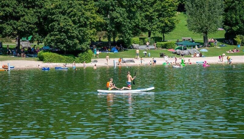 Trotz sonnigen 30 Grad, zeigt sich der Breitenauer See ruhig, mit wenigen Leuten, die sich ins Wasser wagen. Trotz sonnigen 30 Grad, zeigt sich der Breitenauer See ruhig, mit wenigen Leuten, die sich ins Wasser wagen.