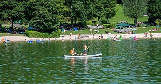 Trotz sonnigen 30 Grad, zeigt sich der Breitenauer See ruhig, mit wenigen Leuten, die sich ins Wasser wagen.