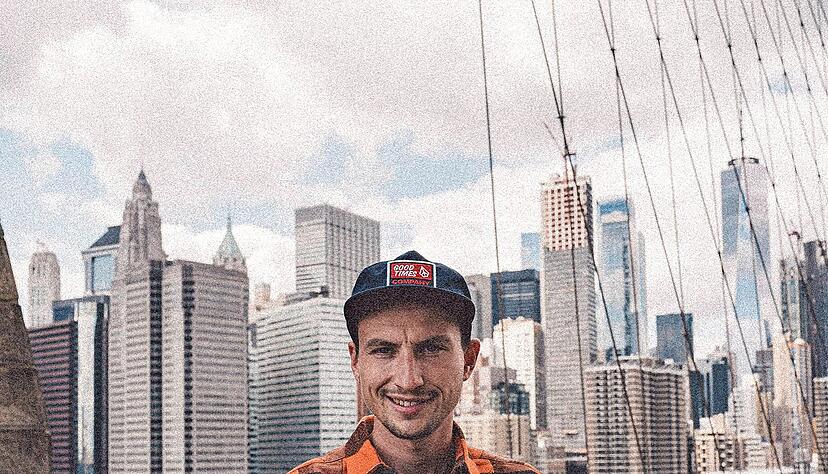Der Bad Mergentheimer Philipp Reinhard ist weltweit mit der Kamera unterwegs. Unter anderem war er in New York, als nächstes stehen die Olympischen Spiele in Tokio auf seinem Programm.

Foto: MaraMara