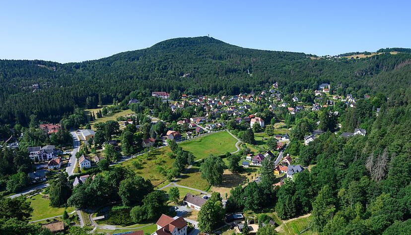 Zittauer Gebirge: Blick von der Festung und dem Kloster Oybin auf den gleichnamigen Kurort an der Grenze zu Tschechien und Polen, im Hintergrund ist der Hochwald zu sehen. (Archivbild)