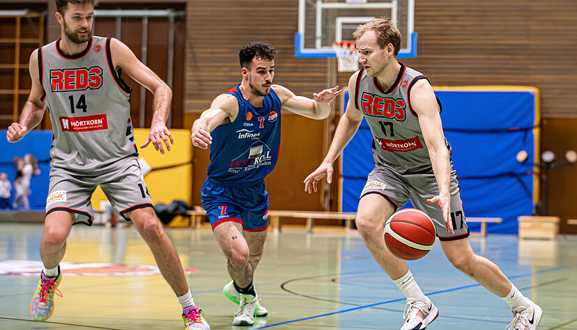 Nils Maisel (rechts) versucht sich durchzusetzen. Die Heilbronn Reds verloren ihr Regionalliga-Spiel gegen KKK Haiterbach.