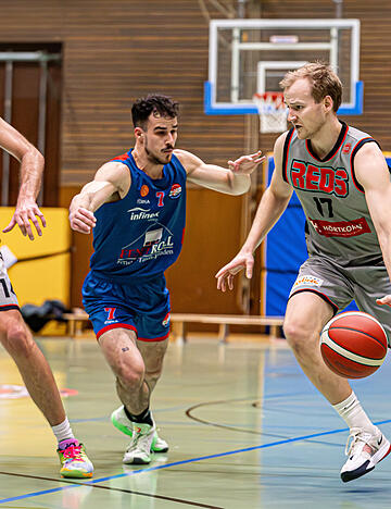 Nils Maisel (rechts) versucht sich durchzusetzen. Die Heilbronn Reds verloren ihr Regionalliga-Spiel gegen KKK Haiterbach. Nils Maisel (rechts) versucht sich durchzusetzen. Die Heilbronn Reds verloren ihr Regionalliga-Spiel gegen KKK Haiterbach.