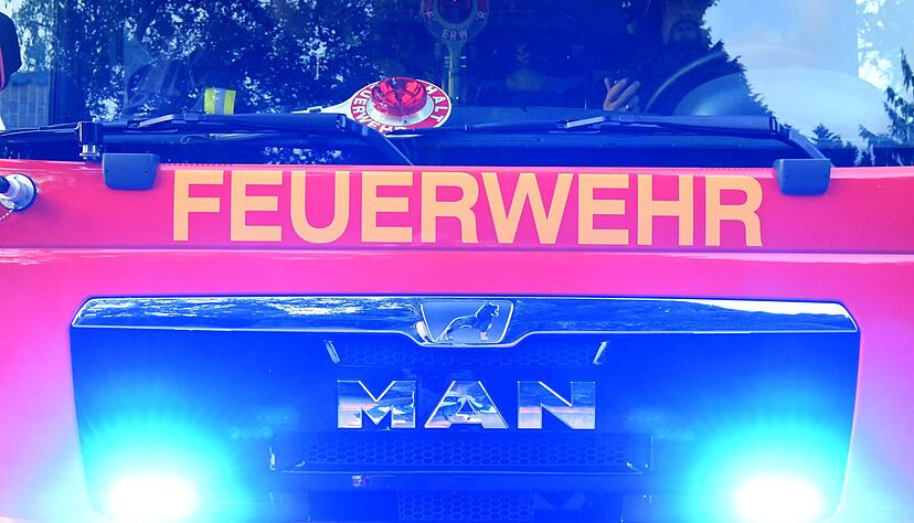 Die Feuerwehr l&ouml;schte ein Feuer vor einer Mode-Filiale (Symbolbild)