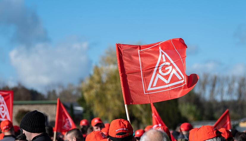 Teilnehmer einer Kundgebung der Gewerkschaft IG Metall während eines Warnstreiks. Teilnehmer einer Kundgebung der Gewerkschaft IG Metall während eines Warnstreiks.