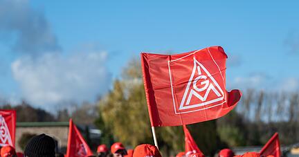 Teilnehmer einer Kundgebung der Gewerkschaft IG Metall w&auml;hrend eines Warnstreiks.