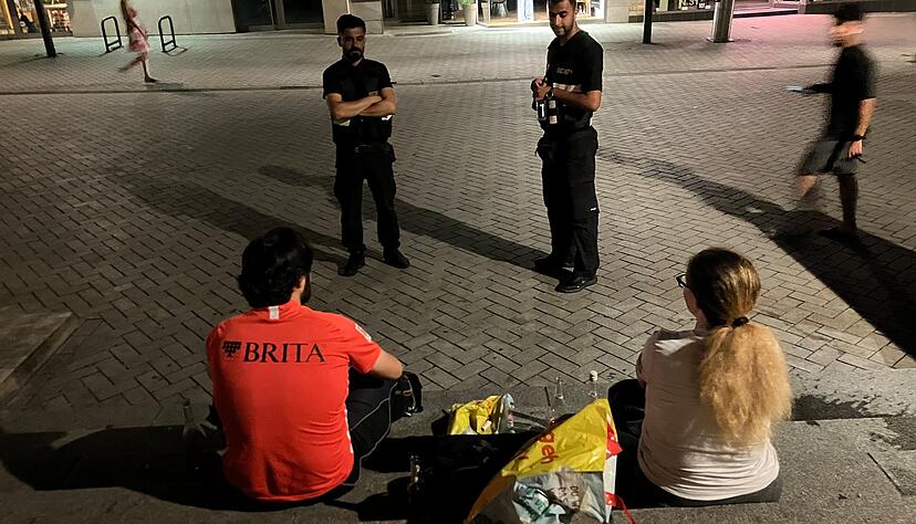 In der Kirchbrunnenstraße ist die Security mit einem Mann und einer Frau im Gespräch. In der Kirchbrunnenstraße ist die Security mit einem Mann und einer Frau im Gespräch.