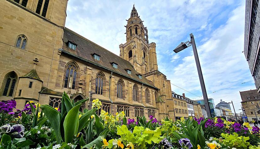 In der Heilbronner Innenstadt, wie hier vor der Kilianskirche, sind diverse Blumenbeete verteilt.