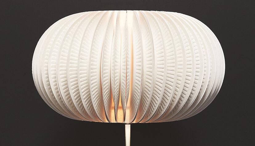 Durch die gefalteten Pappteller erh&auml;lt der Lampenschirm mehr Tiefe.
