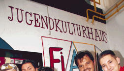 Stehen voll hinter Crash: Leiter Roland Diwiki (zweiter von rechts) mit Konrad Künholz, Ertan Gercekce, Milan Stankovic und Raimund Möbius.Foto: Susanne Drößler