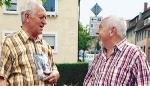 Heinrich Kr&auml;mer (links) und Bernhard Mazur beim Schw&auml;tzchen.Fotos: Langer
