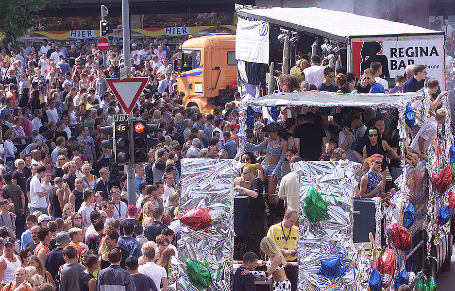 Jubeln und bejubeln lassen: Mitreißende Partylaune beim dritten Raver-Umzug 2001.