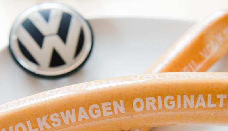 Eine Wurst mit der Aufschrift «Volkswagen Originalteil».