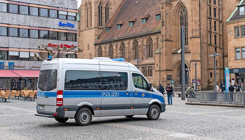 Polizei auf dem Heilbronner Marktplatz: Ein wiederkehrendes Bild in den vergangenen Monaten. 
Foto: Archiv/Berger