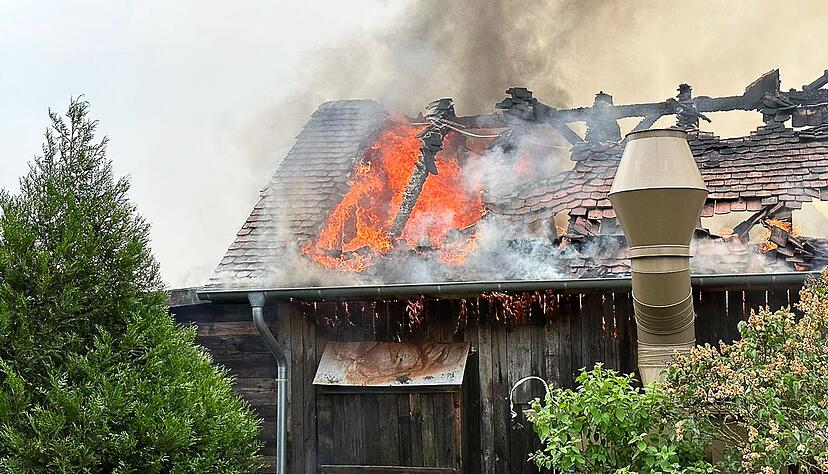 Flammen und Rauch steigen aus einem Gebäude auf dem Gelände des Freizeitparks Karls Erlebnis-Dorf im brandenburgischen Elstal bei Wustermark.