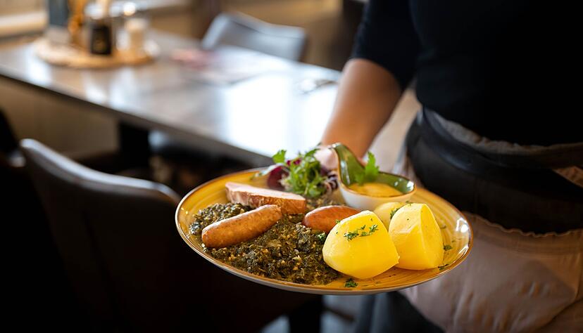 Seit Jahresbeginn gilt für die Mehrwertsteuer in der Gastronomie 19 Prozent. Einige Restaurant-Betreiber haben ihre Preise erhöht, andere haben Angst, dass die Kunden ausbleiben.