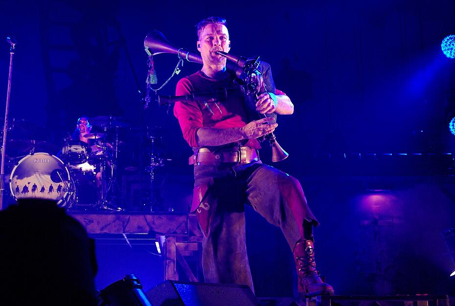 Das zweist&uuml;ndige Konzert der Mittelalterband In Extremo in der Stuttgarter Porsche-Arena ger&auml;t sehr kurzweilig.