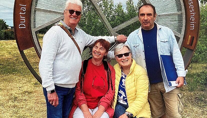 Klaus-Peter G&ouml;tz, Marie-Paule-Landfried, Gabi G&ouml;tz und Denis Landfried (von links) an der Skulptur, die zum 25-j&auml;hrigen Bestehen der Freundschaft mit Untereisesheim im franz&ouml;sischen Durtal enth&uuml;llt wurde.