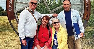 Klaus-Peter G&ouml;tz, Marie-Paule-Landfried, Gabi G&ouml;tz und Denis Landfried (von links) an der Skulptur, die zum 25-j&auml;hrigen Bestehen der Freundschaft mit Untereisesheim im franz&ouml;sischen Durtal enth&uuml;llt wurde.