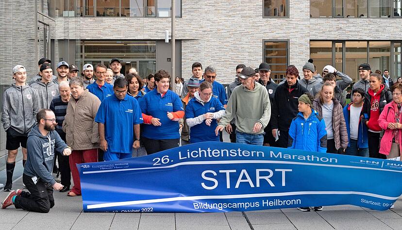 Am Start: Die Läufer des diesjährigen Lichtenstern-Marathon starten auf dem Campus der Hochschule Heilbronn. In der Mitte Organisator Jürgen Mennel.
Foto: Mario Berger