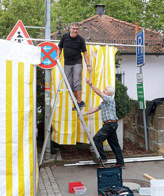 38 Stände wird es geben; 23 städtische Hütten hat der Bauhof an Ort und Stelle platziert.