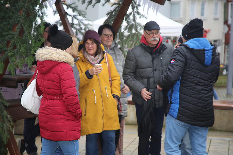 Der Eppinger Weihnachtsmarkt lockt trotz wechselhaftem Wetter zahlreiche Besucher an. Der Eppinger Weihnachtsmarkt lockt trotz wechselhaftem Wetter zahlreiche Besucher an.