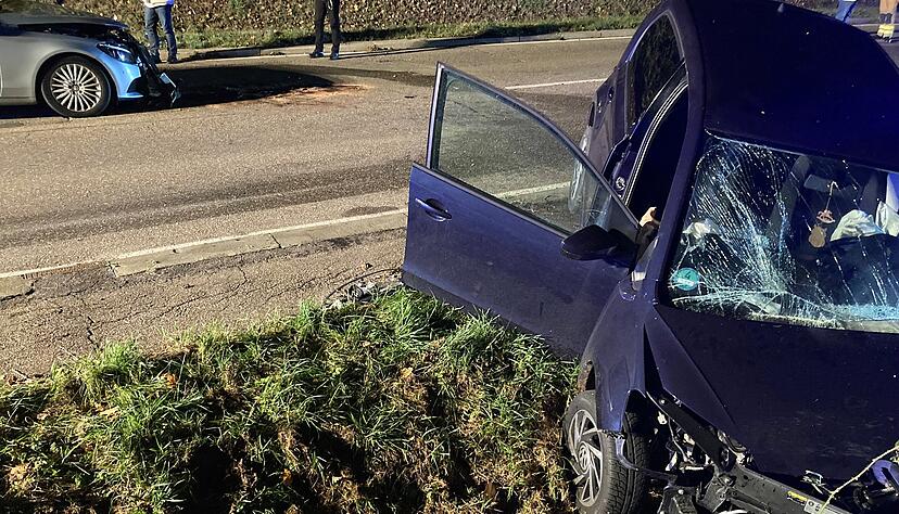 Sowohl die Frau als auch der Fahrer des Mercedes wurden verletzt in ein Krankenhaus gebracht. Der 75-jährige Mercedes-Fahrer stand laut Polizei unter erheblichem Alkoholeinfluss. Die Ermittlungen laufen. Sowohl die Frau als auch der Fahrer des Mercedes wurden verletzt in ein Krankenhaus gebracht. Der 75-jährige Mercedes-Fahrer stand laut Polizei unter erheblichem Alkoholeinfluss. Die Ermittlungen laufen.