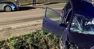 Sowohl die Frau als auch der Fahrer des Mercedes wurden verletzt in ein Krankenhaus gebracht. Der 75-jährige Mercedes-Fahrer stand laut Polizei unter erheblichem Alkoholeinfluss. Die Ermittlungen laufen.