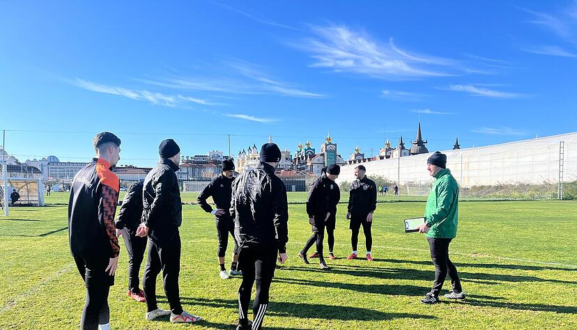 Bei herrlichem Wetter startet die morgendliche Trainingseinheit des VfR Heilbronn im Türkei-Trainingslager.