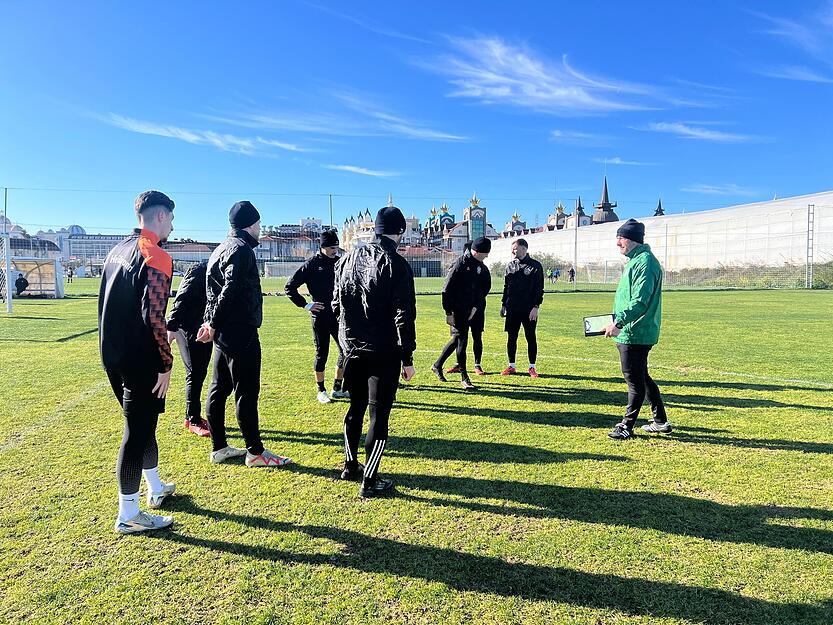 Bei herrlichem Wetter startet die morgendliche Trainingseinheit des VfR Heilbronn im Türkei-Trainingslager. Bei herrlichem Wetter startet die morgendliche Trainingseinheit des VfR Heilbronn im Türkei-Trainingslager.