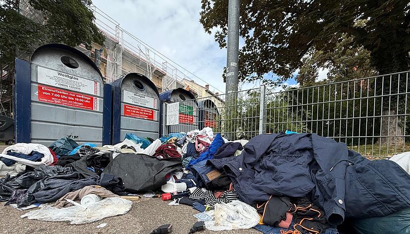 Wenn Altkleidercontainer verschwinden, sieht es oft schlimm aus. (Archivbild)