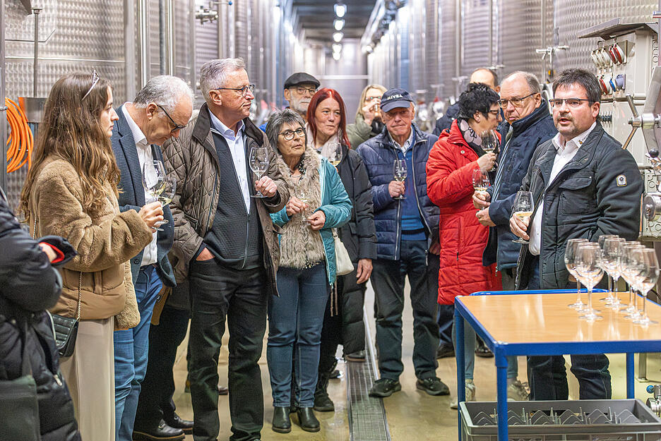 Kellermeister Marc Schmittgall führte die Stimme-Leser durch die Weinkellerei Hohenlohe und servierte unter anderem sogar einen jungen 2024er Grauburgunder aus dem Stahltank. Kellermeister Marc Schmittgall führte die Stimme-Leser durch die Weinkellerei Hohenlohe und servierte unter anderem sogar einen jungen 2024er Grauburgunder aus dem Stahltank.