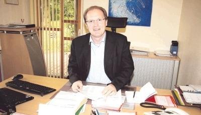 Martin Rascher wurde k&uuml;rzlich im Gemeinderat f&uuml;r 30 Jahre T&auml;tigkeit in dem Untereisesheimer Gremium ausgezeichnet.Foto: Ute Pl&uuml;ckthun