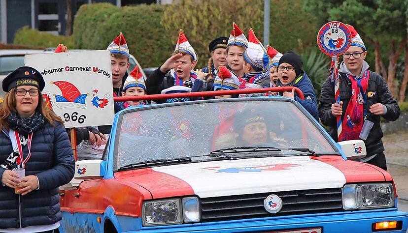 Mit einem Passat Cabrio führte der Kinderelferrat den Umzug in Heinsheim an.
Fotos: Nicole Theuer