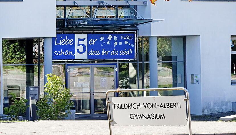 Am Friedrich-von-Alberti-Gymnasium im Bad Friedrichshaller Stadtteil Jagstfeld sind Siebtklässler in Quarantäne.
Foto: Ralf Seidel Am Friedrich-von-Alberti-Gymnasium im Bad Friedrichshaller Stadtteil Jagstfeld sind Siebtklässler in Quarantäne.
Foto: Ralf Seidel