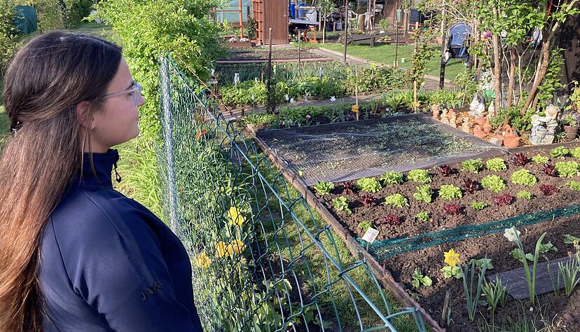 Verwaltungsmitarbeiterin Julia Leiß schaut nicht nur in der Kleingartensiedlung auf der Böckinger Viehweide nach dem rechten. Foto: Alexander Klug Verwaltungsmitarbeiterin Julia Leiß schaut nicht nur in der Kleingartensiedlung auf der Böckinger Viehweide nach dem rechten. Foto: Alexander Klug