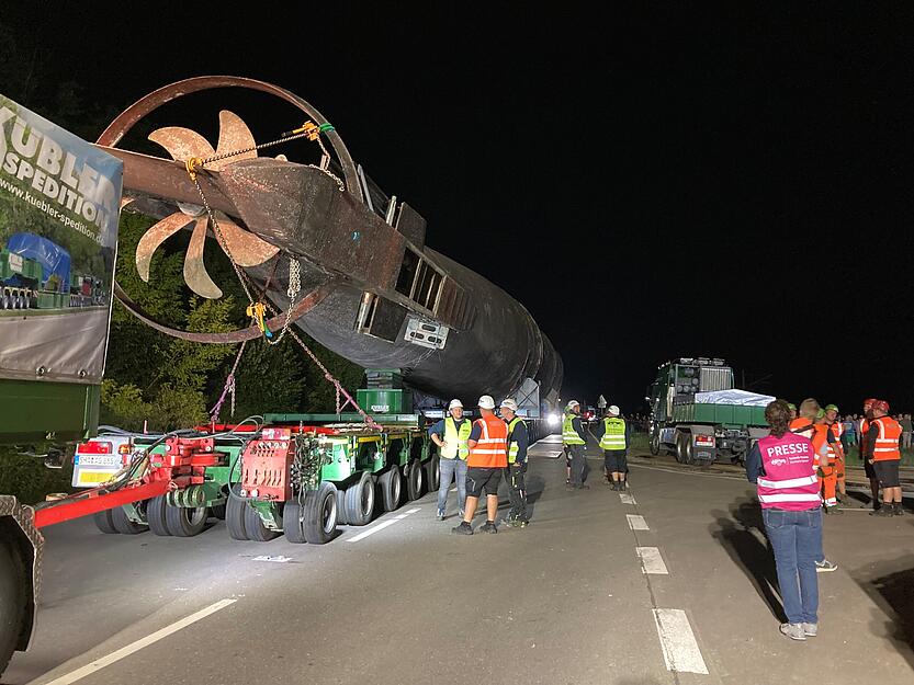 U-Boot auf dem Weg nach Sinsheim: Die Passage von U17 über den Bahnübergang in Ittlingen erfolgte mit dem Heck voraus.