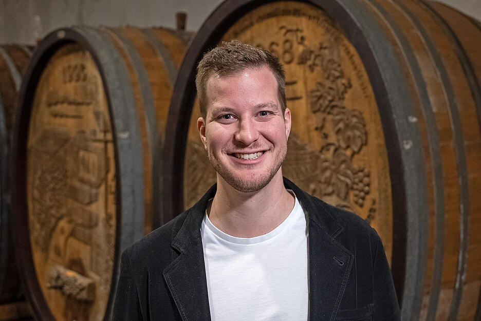 Moritz Ocker (28) aus Ilsfeld  befindet sich laut Pressemitteilung des Weinbauverbandes „in den Endzügen seines Lehramtsstudiums“. Über Freunde sei er „von der Faszination Wein ergriffen“ worden und leite seit Jahren das Servicepersonal im Ilsfelder Weingut Golter. Ocker fasziniere Anbau und Sensorik gleichermaßen, weshalb er Württemberger Weine „gerne repräsentieren möchte“.