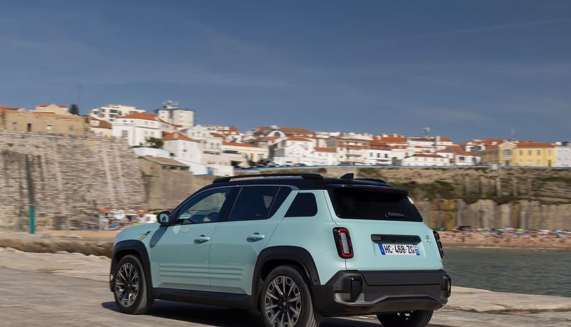 Erkennen Sie das historische Vorbild? Die schr&auml;ge Heckklappe des klassischen R4 wird hier durchaus sichtbar.