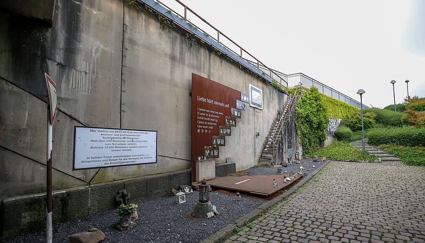 An der Rampe, an der vor 15 Jahren Hunderte Menschen im Gedr&auml;nge verletzt wurden und 21 starben, steht heute eine Gedenkstelle.