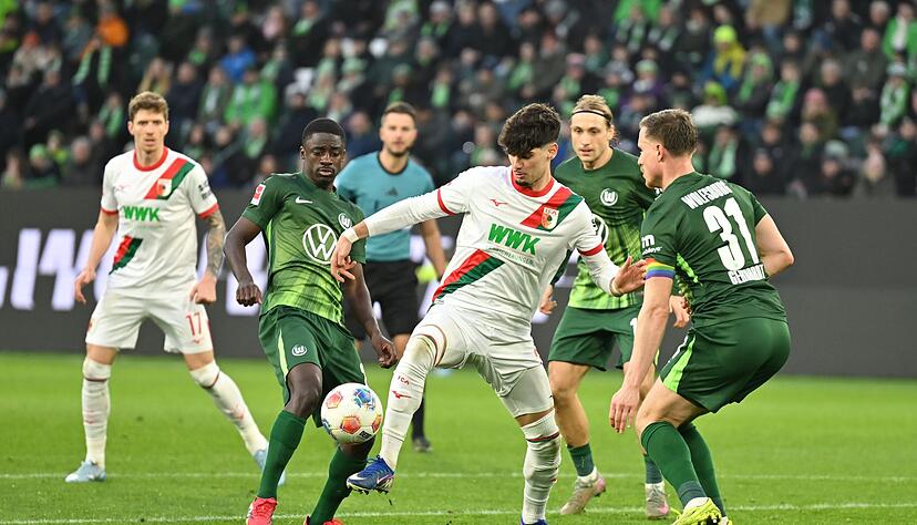 Ein enges Abstiegskampfduell lieferten sich Wolfsburger und Augsburger.