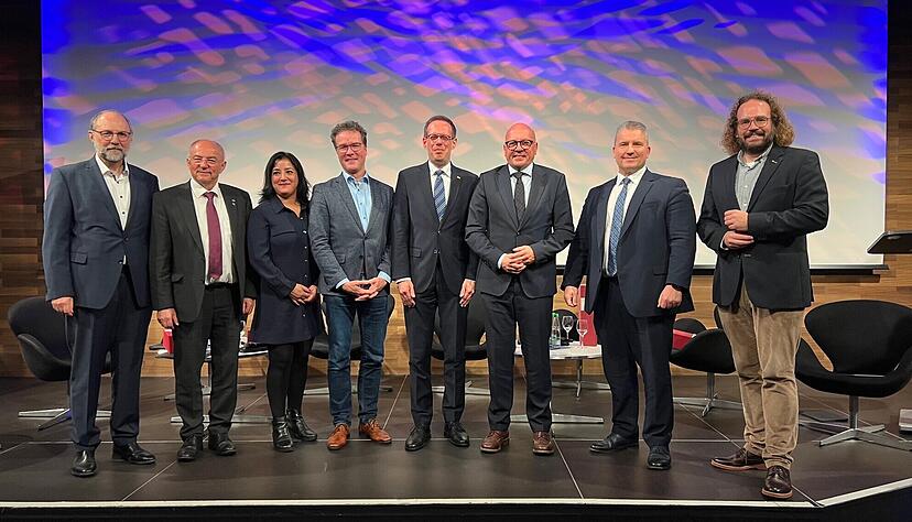 Bei "Berlin im Dialog" stellten sich die Gäste den Fragen der Moderatoren Michael Jung (links) und Daniel Nill (rechts). Gekommen waren (von links) Josip Juratovic (SPD), Gökay Akbulut (Linke), Harald Ebner (Grüne), Konrad Stockmeier (FDP), Alexander Throm (CDU) und Martin Hess (AfD). Bei "Berlin im Dialog" stellten sich die Gäste den Fragen der Moderatoren Michael Jung (links) und Daniel Nill (rechts). Gekommen waren (von links) Josip Juratovic (SPD), Gökay Akbulut (Linke), Harald Ebner (Grüne), Konrad Stockmeier (FDP), Alexander Throm (CDU) und Martin Hess (AfD).