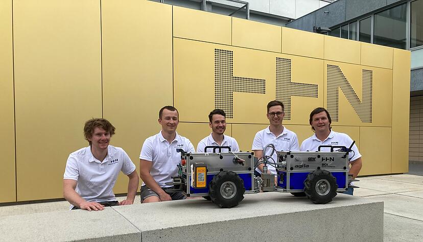 Die Gruppe um Benedict Bauer (rechts) hat mit dem Roboter am sogenannten Field Robot Event teilgenommen. Foto: Simon Gajer Die Gruppe um Benedict Bauer (rechts) hat mit dem Roboter am sogenannten Field Robot Event teilgenommen. Foto: Simon Gajer