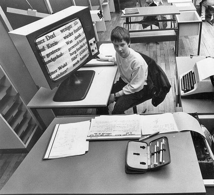 1988: Sch&uuml;ler mit starken Sehbehinderungen ben&ouml;tigen f&uuml;nfmal mehr Platz als Kinder in Regelschulen. Sie sind auf gro&szlig;e Hilfsapparate wie das Bildschirmsichtger&auml;t und die N&auml;he einer Schreibmaschine angewiesen. Die Verh&auml;ltnisse sind in der Heilbronner Sehbehindertenschule stark beengt.