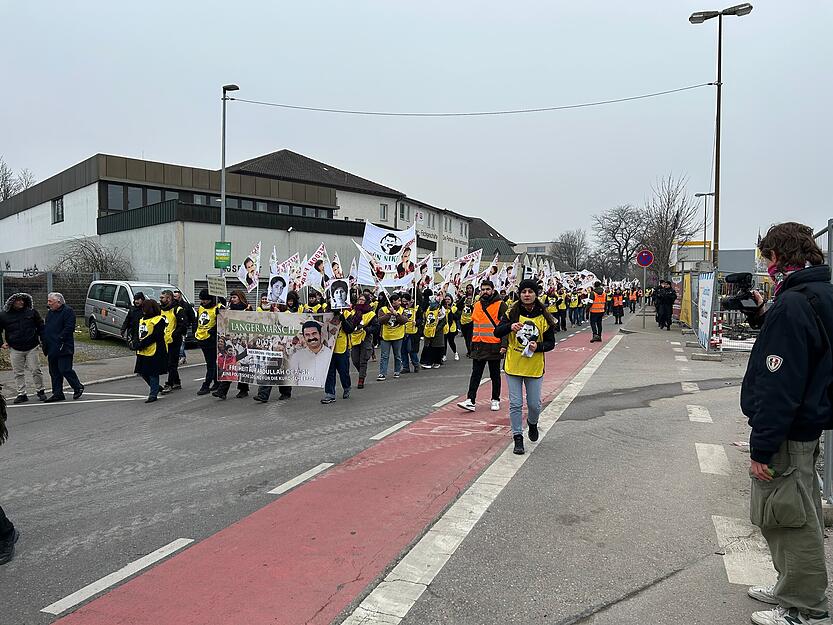 Mehrere Menschen sind am Montag, 10. Februar, bei einer Kurden-Demonstration durch Heilbronn gezogen. Mehrere Menschen sind am Montag, 10. Februar, bei einer Kurden-Demonstration durch Heilbronn gezogen.