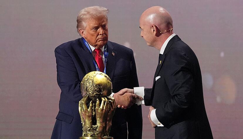Donald Trump (l) und Gianni Infantino beim Handshake. (Archivbild)
