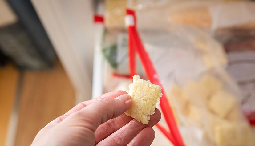 Schritt 7: Nach dem Durchfrieren l&auml;sst sich der Knoblauch in W&uuml;rfel brechen.