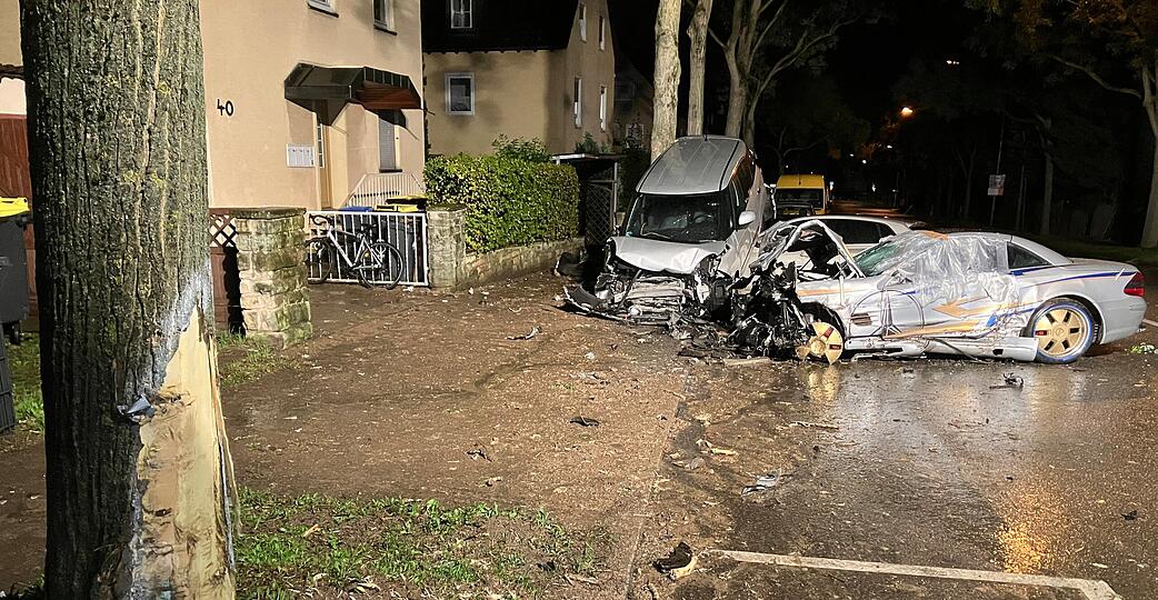 Die Irrsinnsfahrt des Angeklagten endete mit einem spektakul&auml;ren Unfall mit einem gestohlenem Mercedes AMG in Heilbronn. Zuvor hatte er bereits mehrere Polizeisperren durchbrochen.
