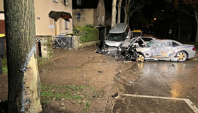 Ein spektakulärer Unfall hat sich mit einem gestohlenen Mercedes AMG am Sonntagmorgen in Heilbronn ereignet.