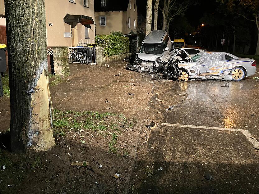 Ein spektakulärer Unfall hat sich mit einem gestohlenen Mercedes AMG am Sonntagmorgen in Heilbronn ereignet.