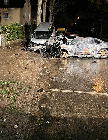 Die Irrsinnsfahrt des Angeklagten endete mit einem spektakul&auml;ren Unfall mit einem gestohlenem Mercedes AMG in Heilbronn. Zuvor hatte er bereits mehrere Polizeisperren durchbrochen.
